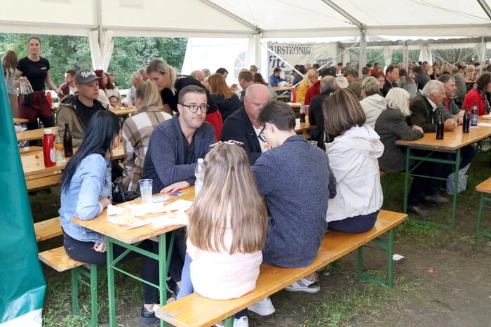 Beim „Bratwurstkönig“ gesichtet wurden unter anderen Landesrat Daniel Fellner, Diplomkrankenpflegerin Verena Olipitz sowie Pensionistenverband Kärnten-Landespräsident Karl Bodner. 