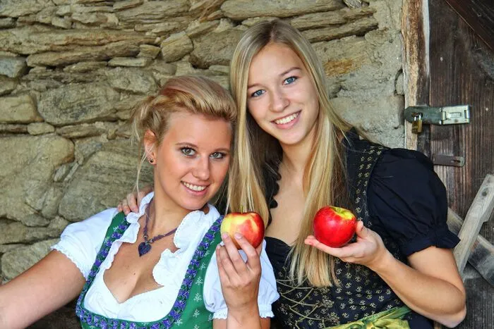 Alt und jung marschierten zum Festplatz um sich an den Köstlichkeiten, rund um den Apfel, zu delektieren.