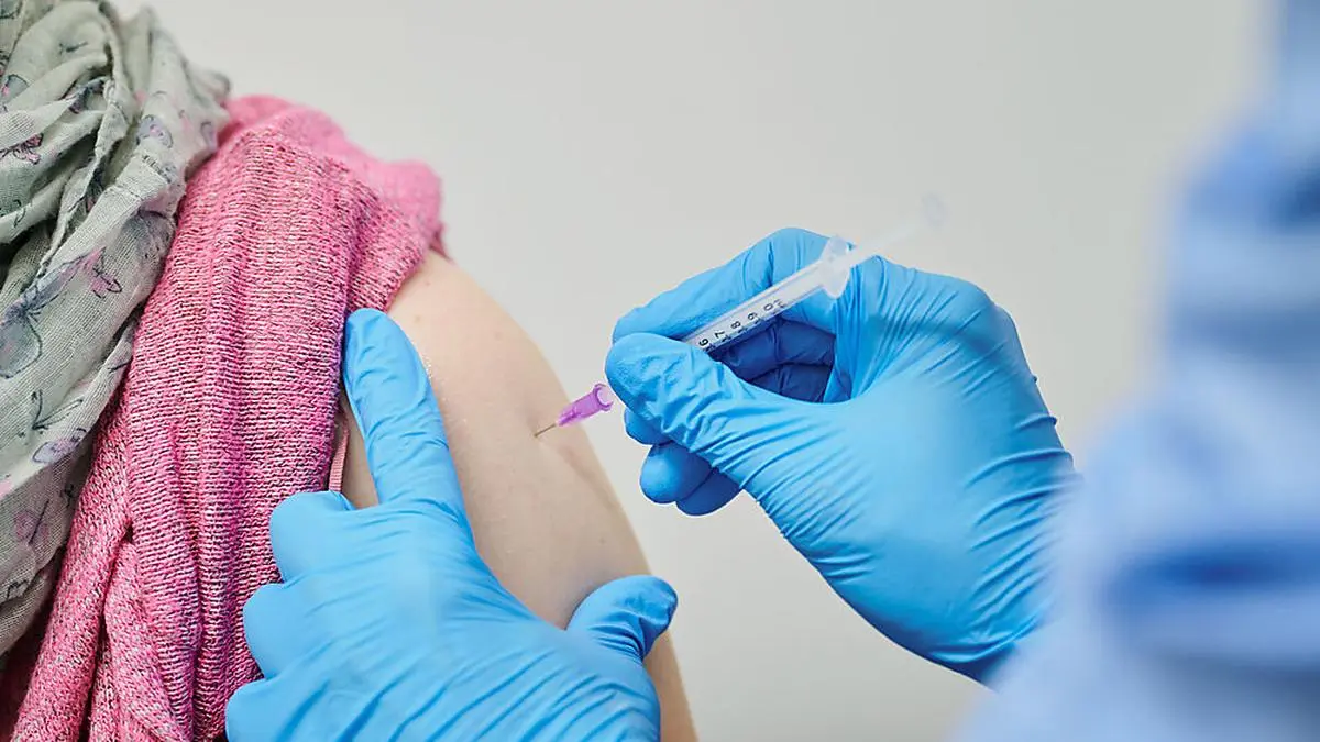 Dass die Corona-Impfung aufgefrischt werden sollte, wird nun auch per Brief kommuniziert