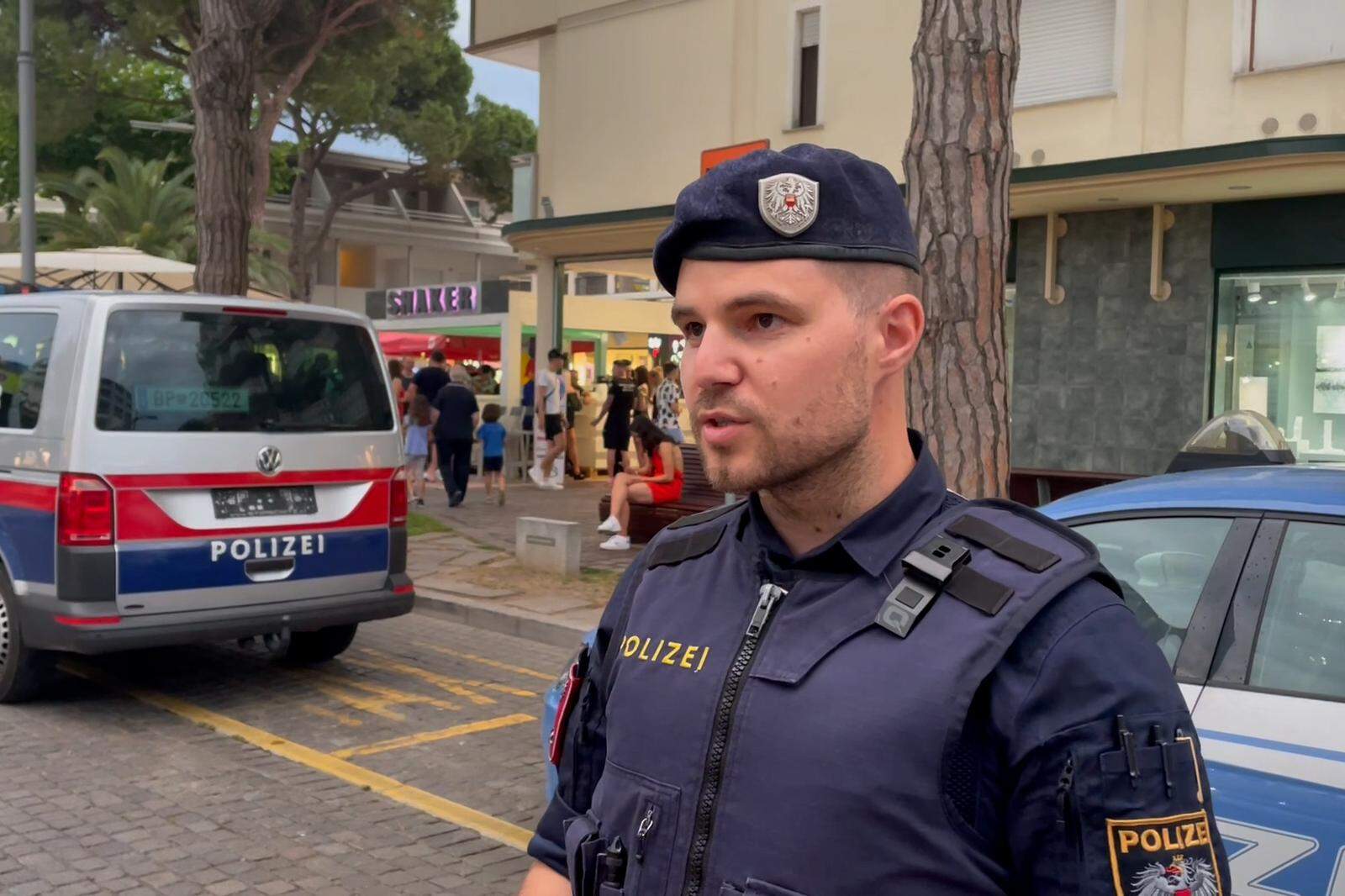 Polizist Martin Macor unterstützt zusammen mit einer Kollegin die Carabinieri