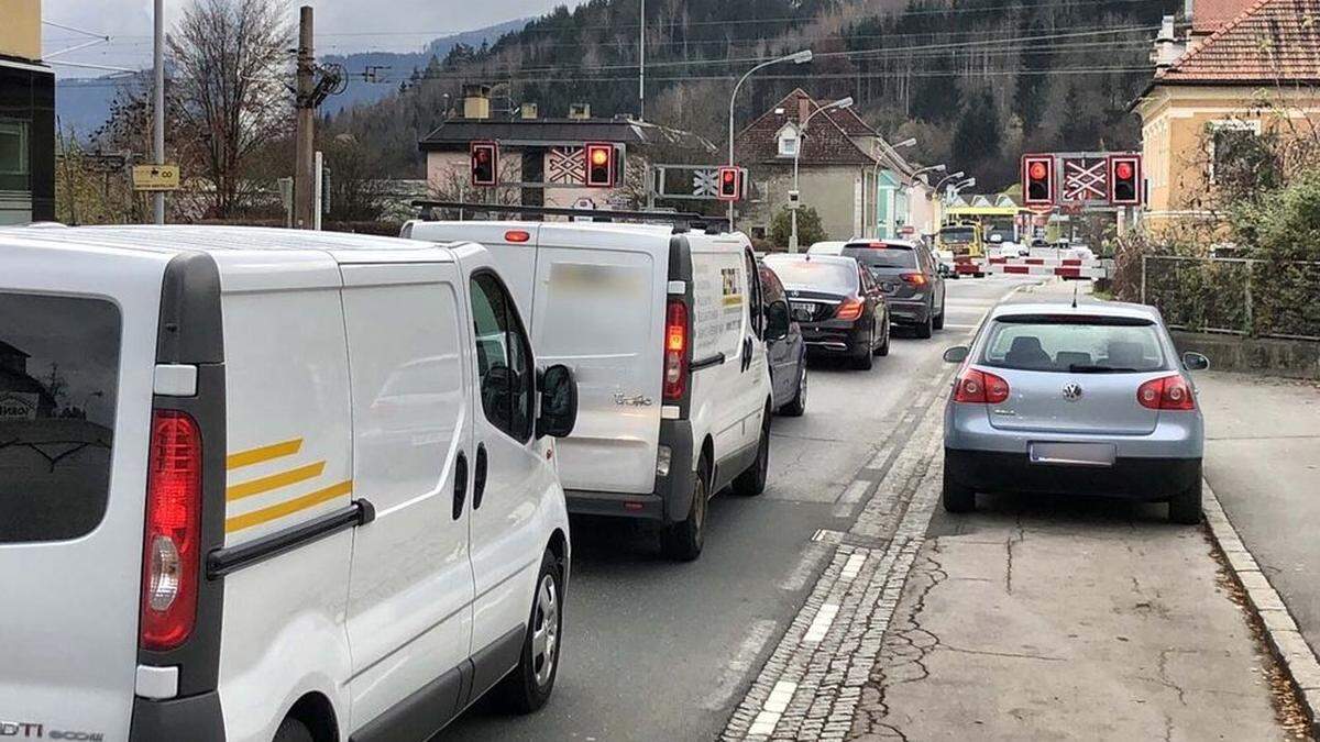 Staus an der Eisenbahnkreuzung bilden sich immer wieder