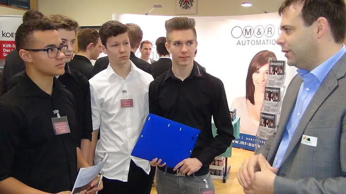 Schüler im Gespräch mit der Wirtschaft