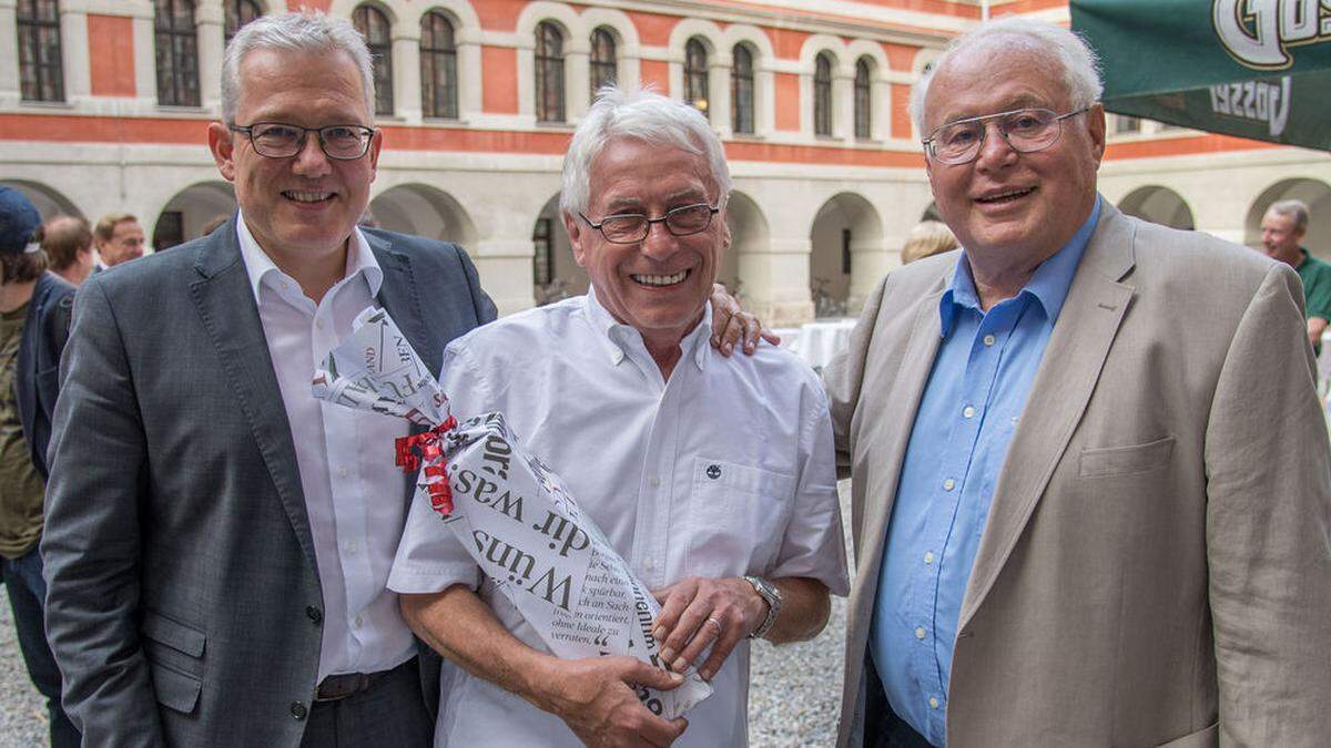 Kleine-Zeitung-Geschäftsführer Thomas Spann und Ex-„Kleine“-Chefredakteur Erwin Zankl flankieren den Jubilar