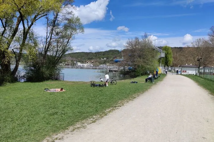 Einige nutzten den Sonnenschein und die milden Temperaturen zum Sonnenliegen in der Klagenfurter Ostbucht.