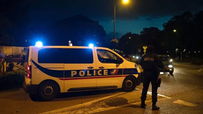 In der Nähe von Paris ist am Freitag nach ersten Erkenntnissen ein Mann enthauptet worden.