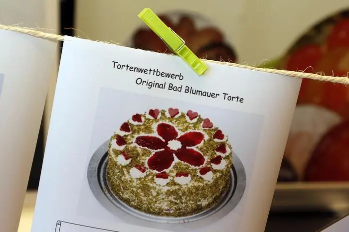Bewertet wurden folgende Kriterien: Optik innen und außen, Geschmack, Regionalität, Nachbackbarkeit für Hobbybäcker und die Begründung, warum gerade diese Torte die „Original Bad Blumauer Torte“ sein sollte. 