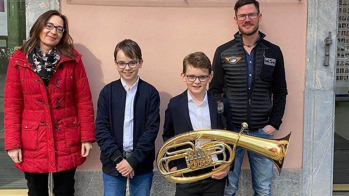 Kilian Raffer (links) und sein Bruder Jakob mit ihren stolzen Musiklehrern, stellvertretend für alle Nachwuchstalente aus dem Mürztal