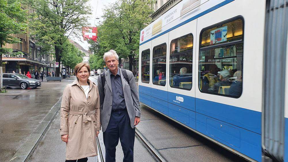 Vizebürgermeisterin Judith Schwentner (Grüne) mit dem Schweizer Verkehrsplaner Willi Hüsler in Zürich