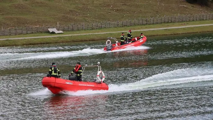 Rettungsboote und Zillen zogen vergangenen Samstag am Teichalmsee ihre Runden. Nein, es war kein Unfall passiert. Grund war die jährliche Großübung der Wasserdienststaffel des Bereichsfeuerwehrverbandes Weiz. 