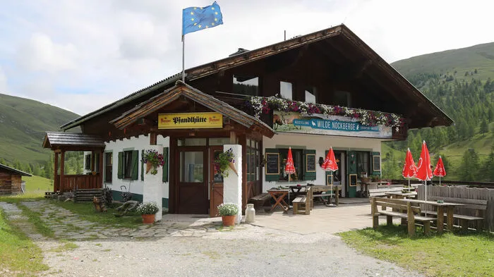 Die Pfandlhütte an der Nockalm Straße beherbergt die neue Ausstellung "Wilde Nockberge".