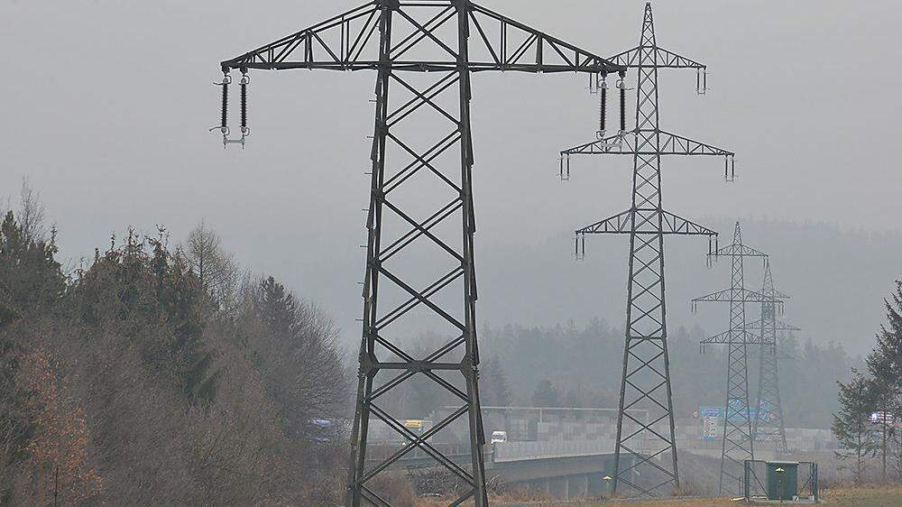 Mahnmal. Masten ohne Stromleitungen von  Fürnitz bis Villach