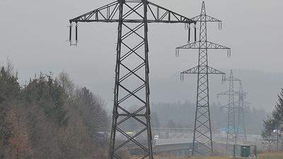 Mahnmal. Masten ohne Stromleitungen von  Fürnitz bis Villach