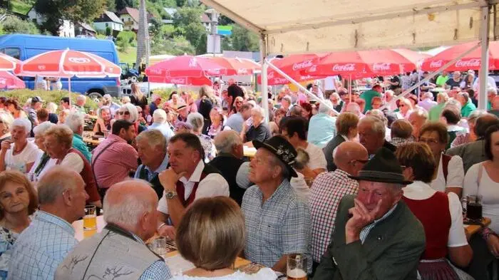 Der traditionelle Birnkirta im kleinen Bergdorf Hirschegg – dort, wo die Gemütlichkeit noch gemütlich und das ganze Dorf Bühne ist – war auch heuer wieder bestens besucht.