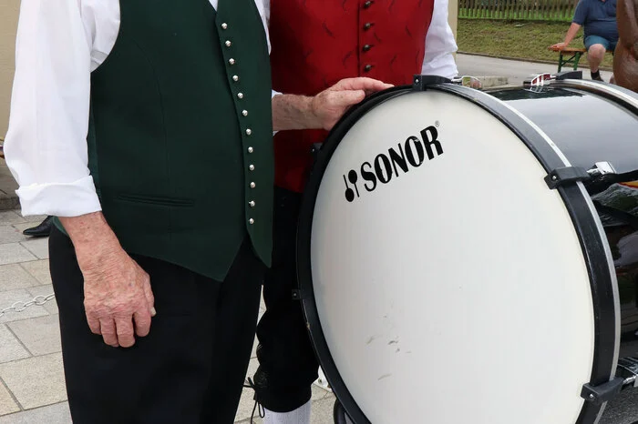 Am Foto von Links: Franz Bretis (90 Jahre) ist Gründungsmitglied neben Reinhard Unterweger der jetzt die Trommel spielt!.