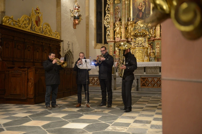 Höhepunkt der Veranstaltung war der „Adventjodler“, mit allen Musikern und Gästen, der die Kirche in eine atemberaubende Klangkulisse verwandelte. Organisiert wurde die Veranstaltung von Richi Di Bernardo.