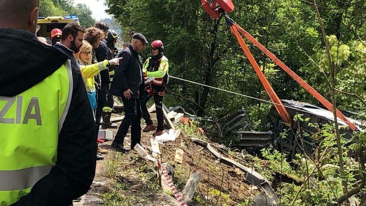 Der geriet er von der Fahrbahn ab, kippte um und landete in einem Straßengraben