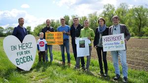 Grünen-Landtagsabgeordneter Andreas Lackner sowie die betroffene Landwirtin Katja Maurer (v. r.) mit Unterstützern