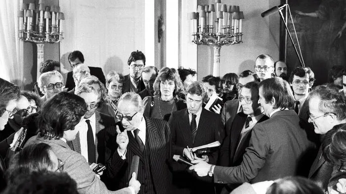 Umringt von Journalisten:  Medienkanzler Bruno Kreisky bei seinem berühmten Pressefoyer nach dem Ministerrat 