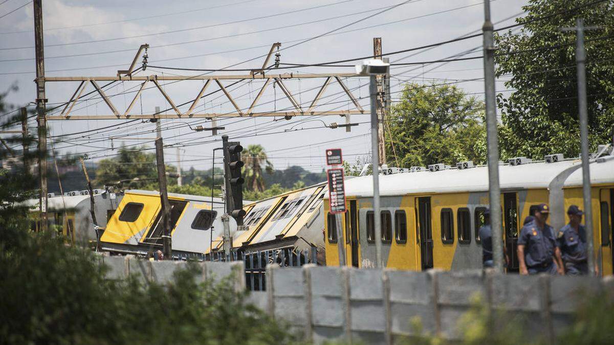 Beim Zusammenstoß zweier Züge sind in Südafrika mindestens drei Menschen getötet und mehr als 600 weitere verletzt worden