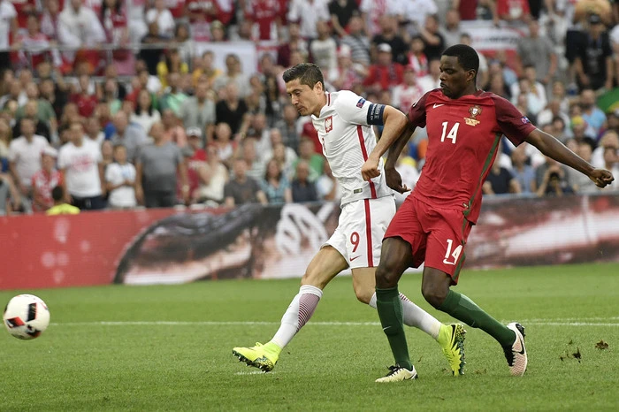 Dabei jubelten anfangs die Polen nach dem Blitzstart. Robert Lewandowski traf in der 2. Minute zum 1:0.