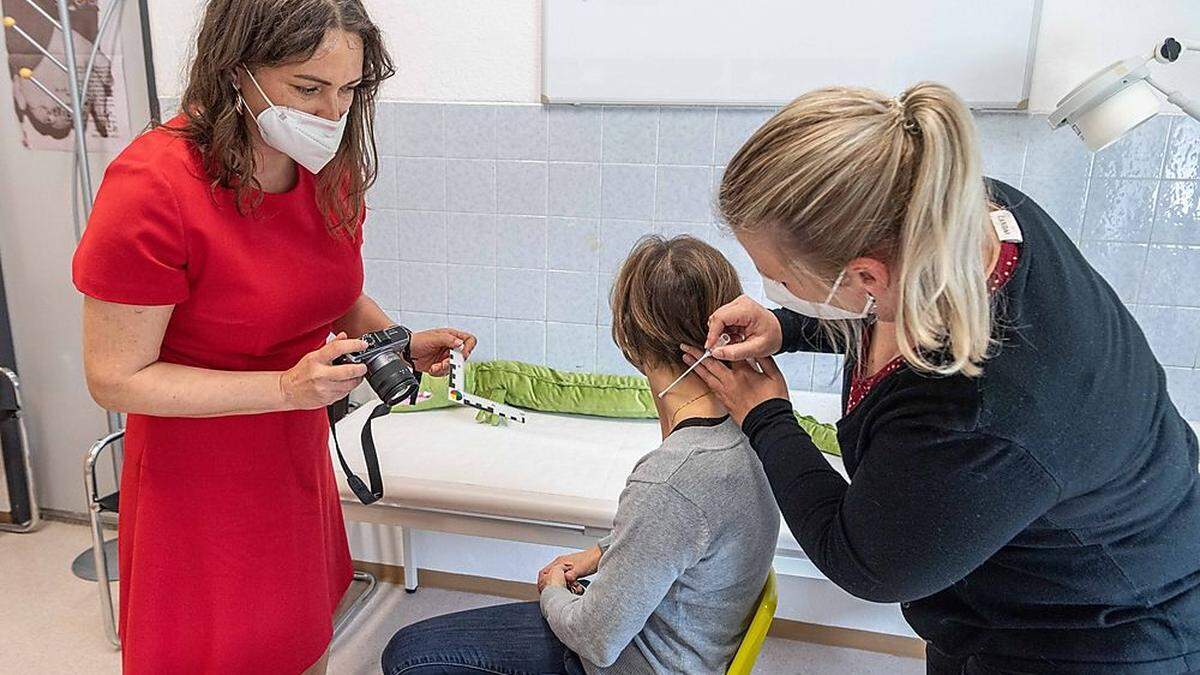 Isabella Klasinc (l.) und Kathrin Ogris (re.) arbeiten an der Forensischen Untersuchungsstelle