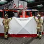 Mit diesen Planen schützt die Feuerwehr Unfallopfer vor Schaulustigen