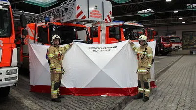 Mit diesen Planen schützt die Feuerwehr Unfallopfer vor Schaulustigen