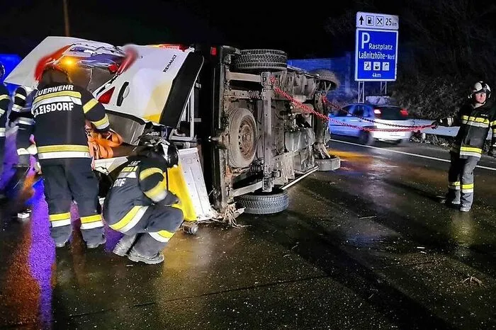 Die Feuerwehren Gleisdorf und Ludersdorf sowie Polizei, Rotes Kreuz, Asfinag und ein Abschleppunternehmen waren im Einsatz.