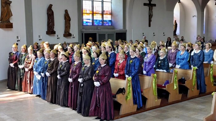 In der Stadtpfarrkirche feierten die Pfarrer Ernst Windbichler und Peter Stockmann mit den 130 Bürger- und Goldhaubenfrauen aus ganz Kärnten den Gottesdienst