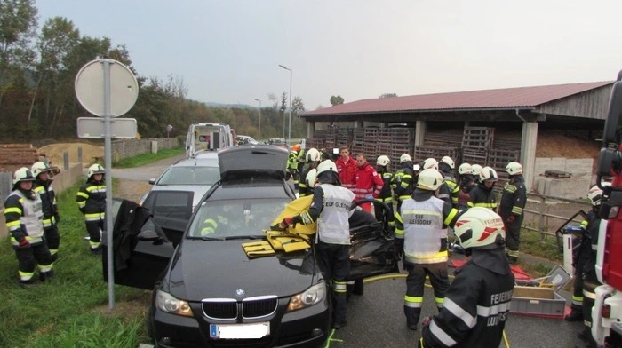 Die Einsatzkräfte bei der Arbeit.
