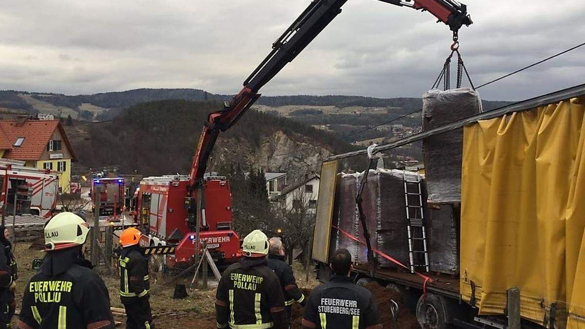 Die Feuerwehr Pöllau half beim Entladen des Lkw