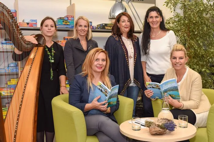 Musikalisch untermalt wurde der Abend von Judith Sprenger-Laubreiter an der Harfe. Gastgeberinnen waren Sabine Lobnig, Astrid Arztmann als Bibliotheksleiterin und Corinna Steinacher.