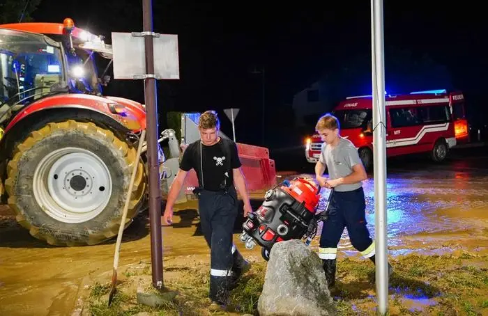 Bäche traten über die Ufer, Straßen wurden vermurt