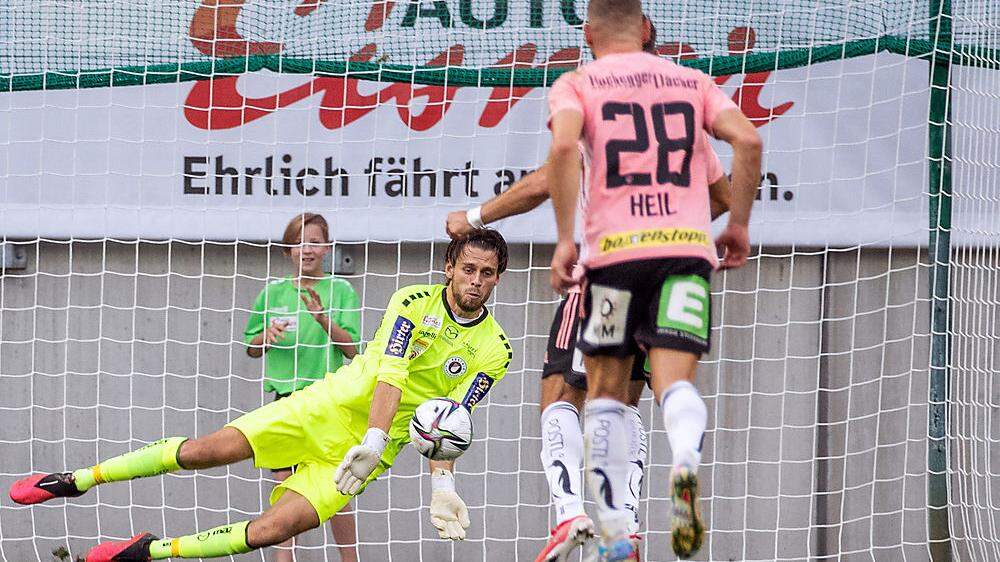 Austria-Keeper Phillip Menzel parierte den Strafstoß von tadic in der 93. Minute