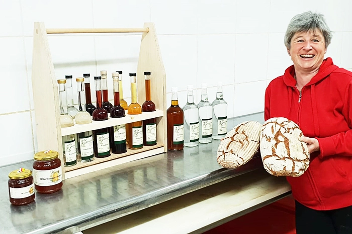 Familie Plaßnig vom Ratunjakhof in Abriach stellt nach alt bewährtem Rezept Selchwaren oder Bauch- und Schinkenspeck her. Dazu kann man auch Reindling kaufen. Brot wird mit Mehl aus der hofeigenen Mühle hergestellt. Zustellservice und Versand wird angeboten: 0650/ 60 13 072.