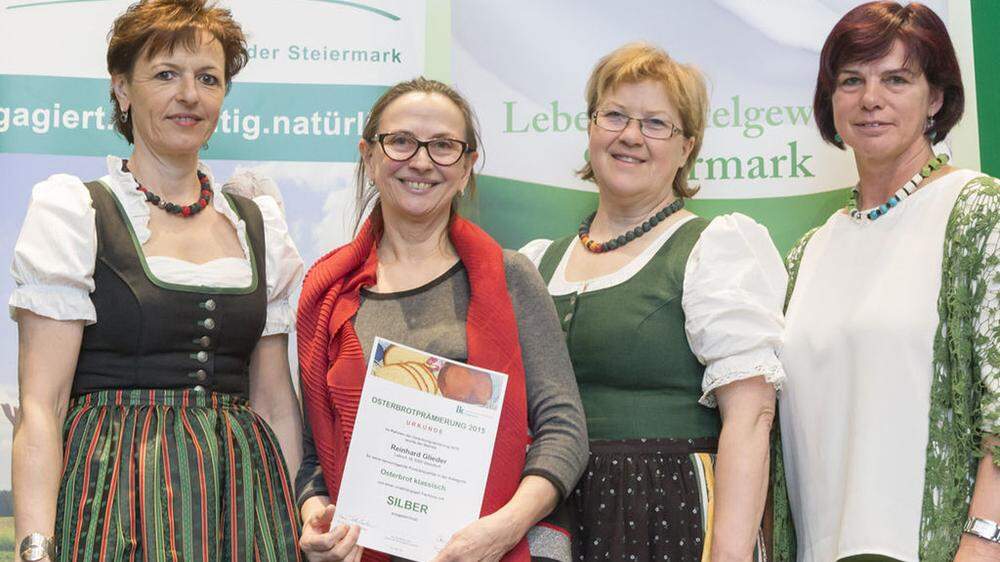 Vizepräsidentin Maria Pein, Silber-Gewinnerin Josefa Glieder, Landesbäuerin Auguste Maier, Brot-Expertin Eva Lipp (von links)