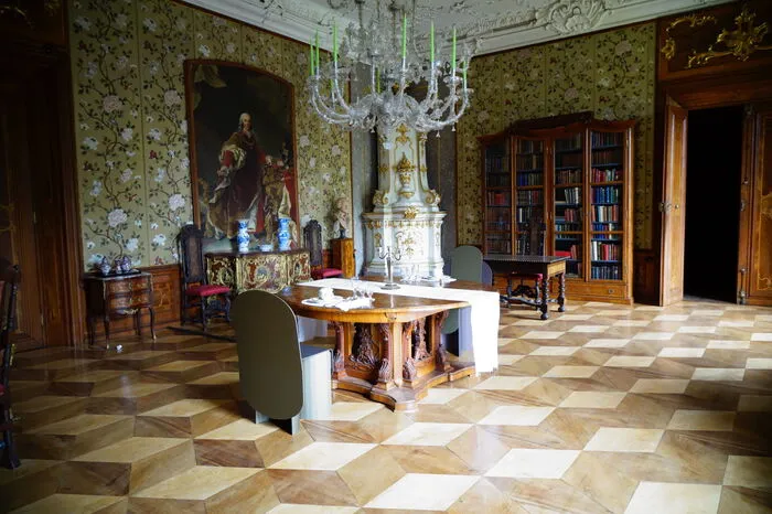 Junges Design trifft in der Ausstellung auf die geschichtsträchtigen Räumlichkeiten des Schlosses.