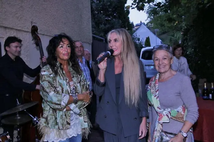 Evelyne Oswald vom Stadtmarketing (Mitte) ist es wieder gelungen, eine interessante Ausstellung in Bild und Keramik nach Voitsberg zu bekommen. 