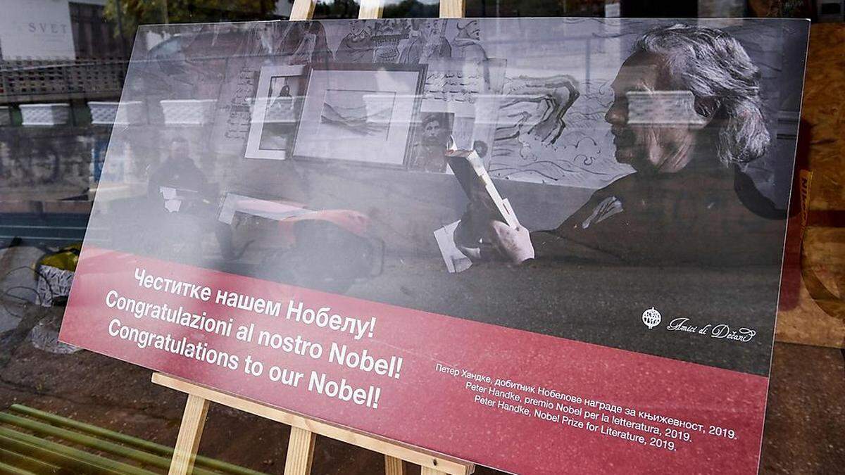 Handke-Plakat in Volka Hoca (Südkosovo), einer &quot;serbischen Enklave&quot; im Kosovo