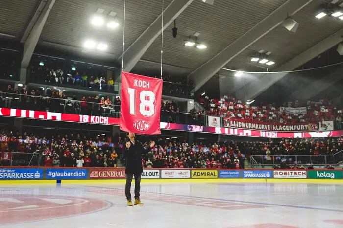 KLAGENFURT,AUSTRIA,20.DEC.23 - ICE HOCKEY - ICE Hockey League, Klagenfurter AC vs EC Red Bull Salzburg. Image shows Thomas Hundertpfund (KAC) and a flag of Thomas Koch.
Photo: GEPA pictures/ Daniel Goetzhaber