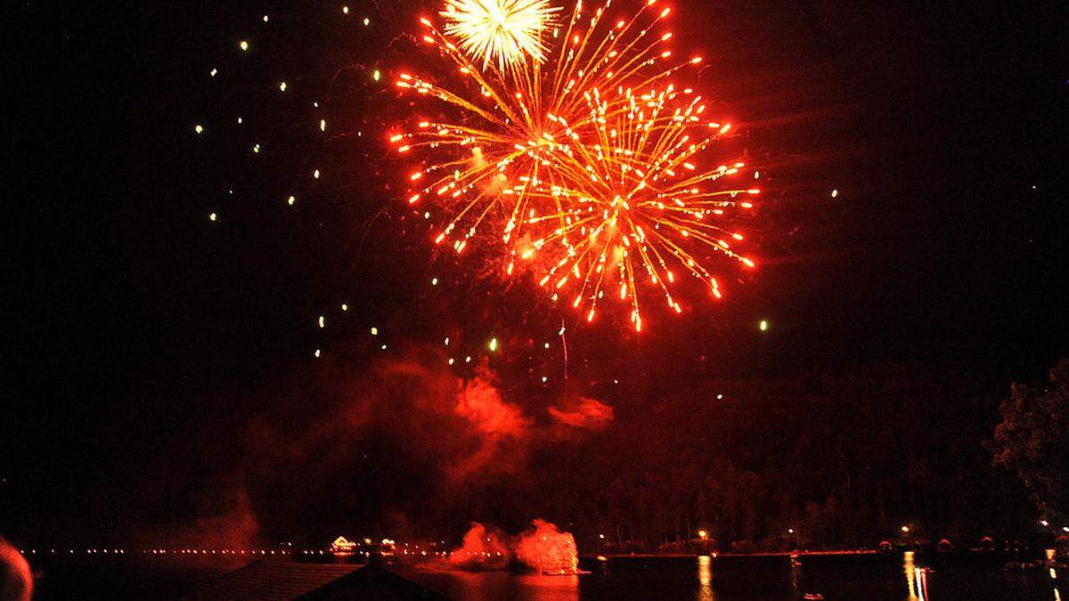 Ufer und Berge rund um den Altausseersee sind hell erleuchtet - das Feurerwerk war stets der große Höhepunkt bei der Sommerveranstaltung