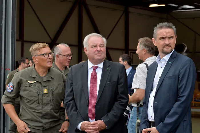 Projektleiter Brigadier Arnold Staudacher mit Landeshauptmann Hermann Schützenhöfer und Bundesrat Martin Weber.