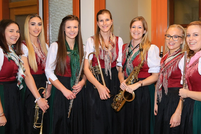 Mit vielen bekannten Melodien nahmen der Musikverein und das Jugendblasorchester das Publikum mit auf eine musikalische Reise um die Welt.