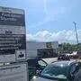 Man sieht einen Parkplatz und ein Schild mit dem Hinweis, dass maximal 1 Stunde geparkt werden darf