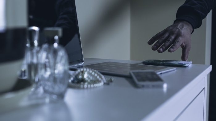 Die Täter nahmen unter anderem Wertgegenstände wie Schmuck und Parfum mit (Symbolfoto)