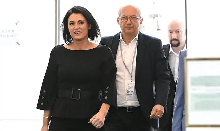 Hinter Ex-Ministerin Köstinger geht der ÖVP-Anwalt Suppan in den U-Ausschuss