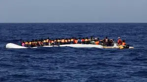 Migration Boote  | Hier zivile Seenotretter bei einem überladenen Boot mit Migranten vor Libyen. Libyen und Tunesien versuchen auch, Boote schon am Ablegen zu hindern. Die EU belohnt die Kooperation der Staaten finanziell