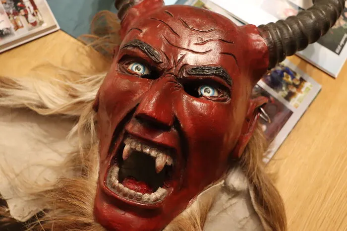 Auf seine Maske ist er besonders stolz.