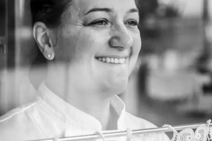 Gabriella Devetak führt seit 2022 den grünen Michelin Stern für nachhaltige Küche. Die Autodidaktin ist begeisterte Slow Food Köchin. Sie lernte die slowenische Küche von ihrer Schwiegermutter und verbindet so slowenische und friulanische Einflüsse im Karst. Sie modernisierte die Küche. Die Gastfreundschaft von Tom Soete im Kollerwirt zeigt sich in hausgemachter Qualität, regionalen Produkten und einem zauberhaften Panorama.


9.9.2025, 18.30 Uhr.
Preis: 68 € / Person. Getränke nicht inkludiert.
Location: Kollerwirt, Affelsdorf 3, 9063 Tanzenberg.
Reservierung: office@kollerwirt.com oder 04223 / 2455.
Maximale Teilnehmerzahl: 45 Personen.