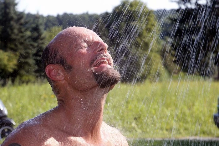 Bei 30 Grad Hitze im Schatten war eine kühlende Dusche die willkommene Abkühlung nach dem Spiel.